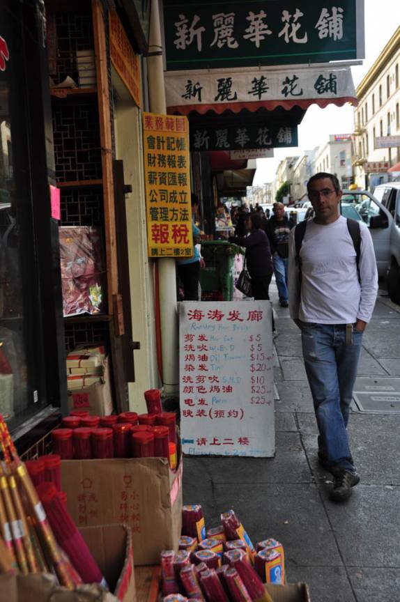 Caminhando pela Chinatown de San Francisco, na Califórnia, nos Estados Unidos